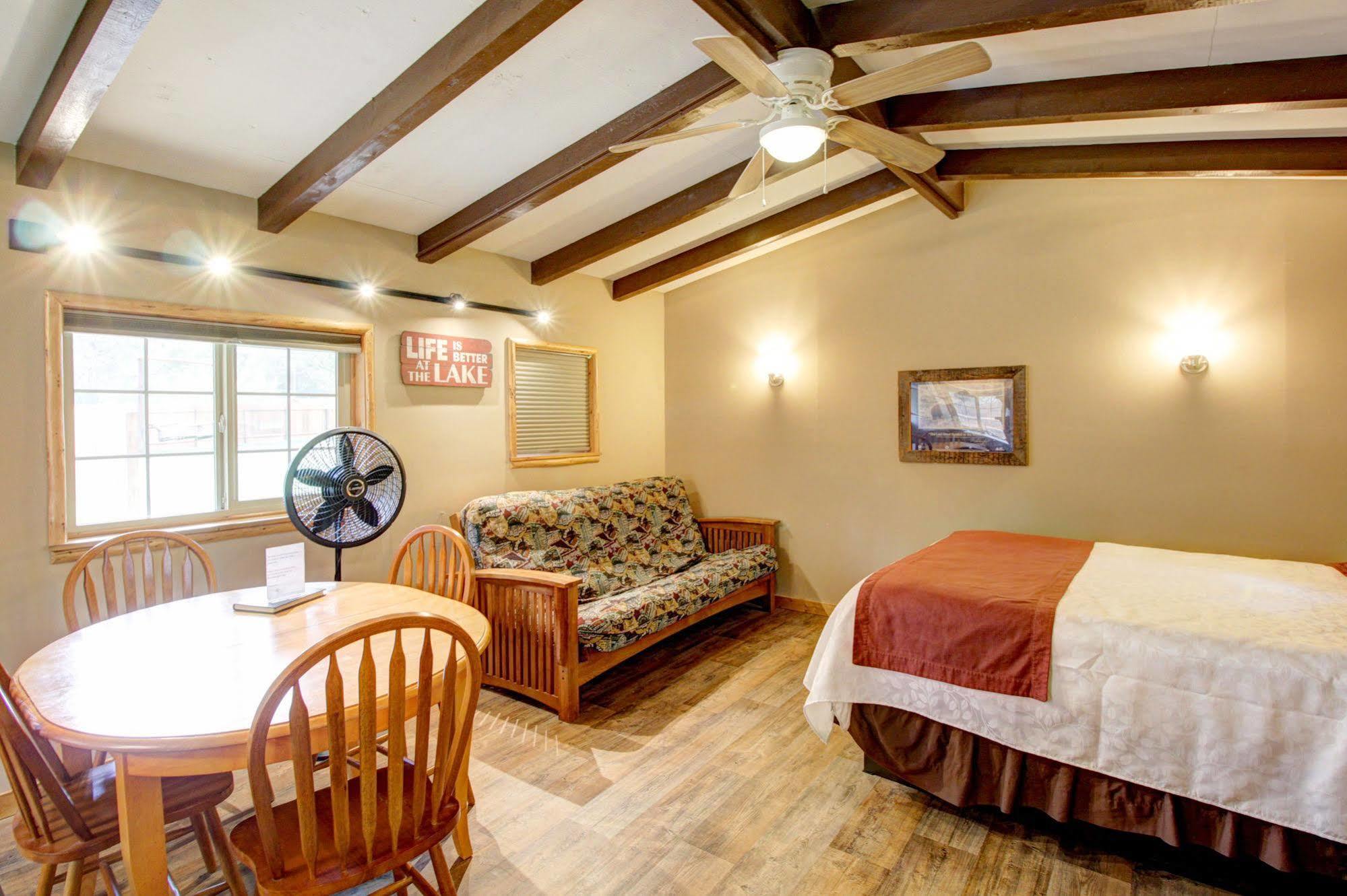 Historic Tamarack Lodge Hungry Horse Экстерьер фото