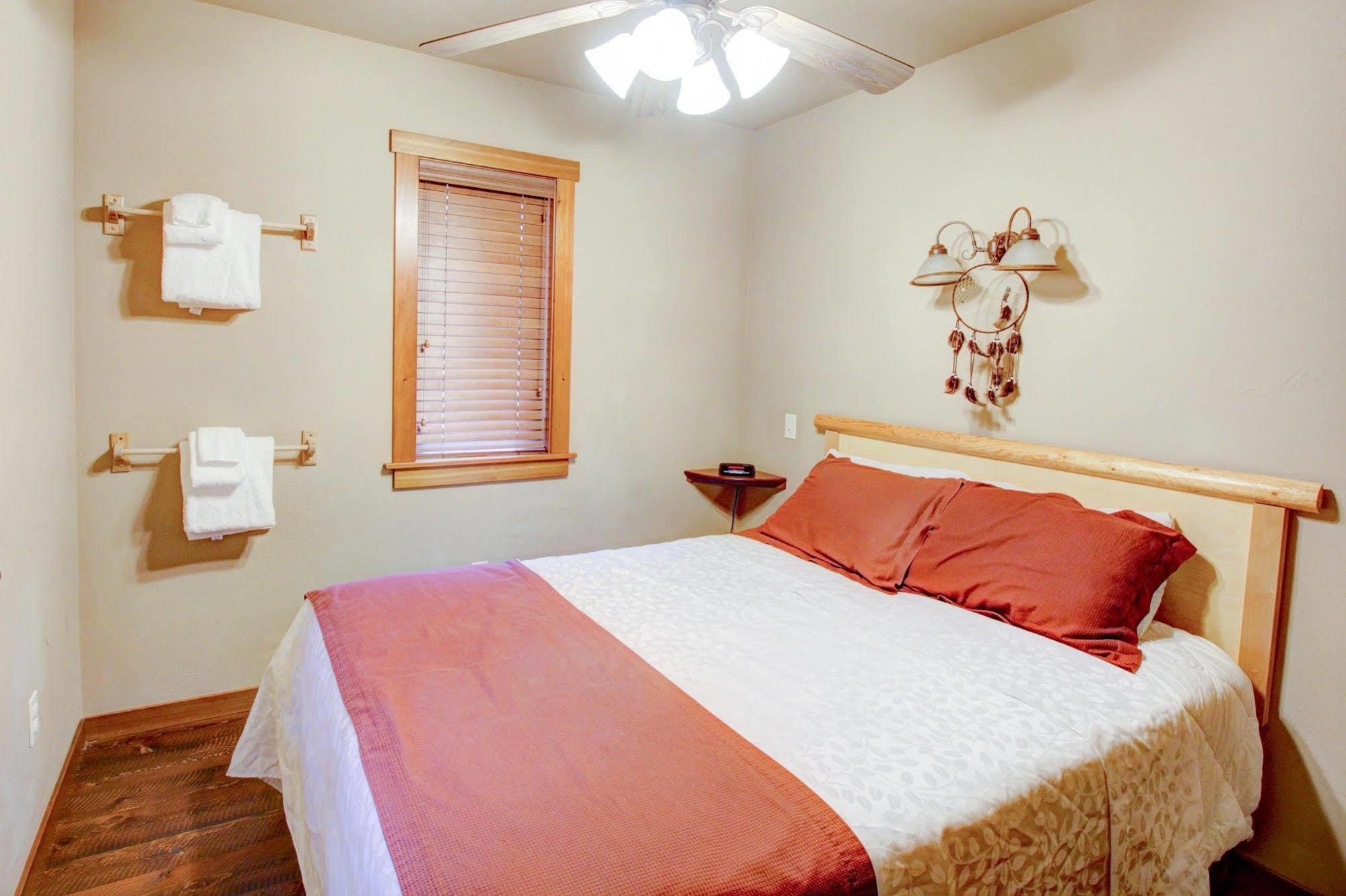 Historic Tamarack Lodge Hungry Horse Экстерьер фото