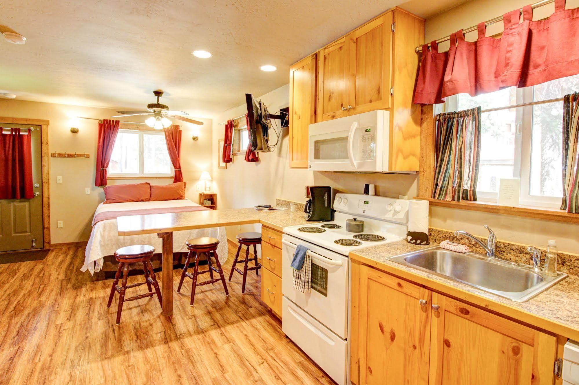 Historic Tamarack Lodge Hungry Horse Экстерьер фото
